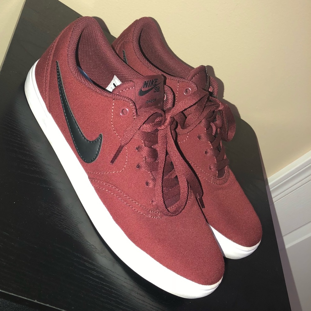 Men’s size 9 Nikes!